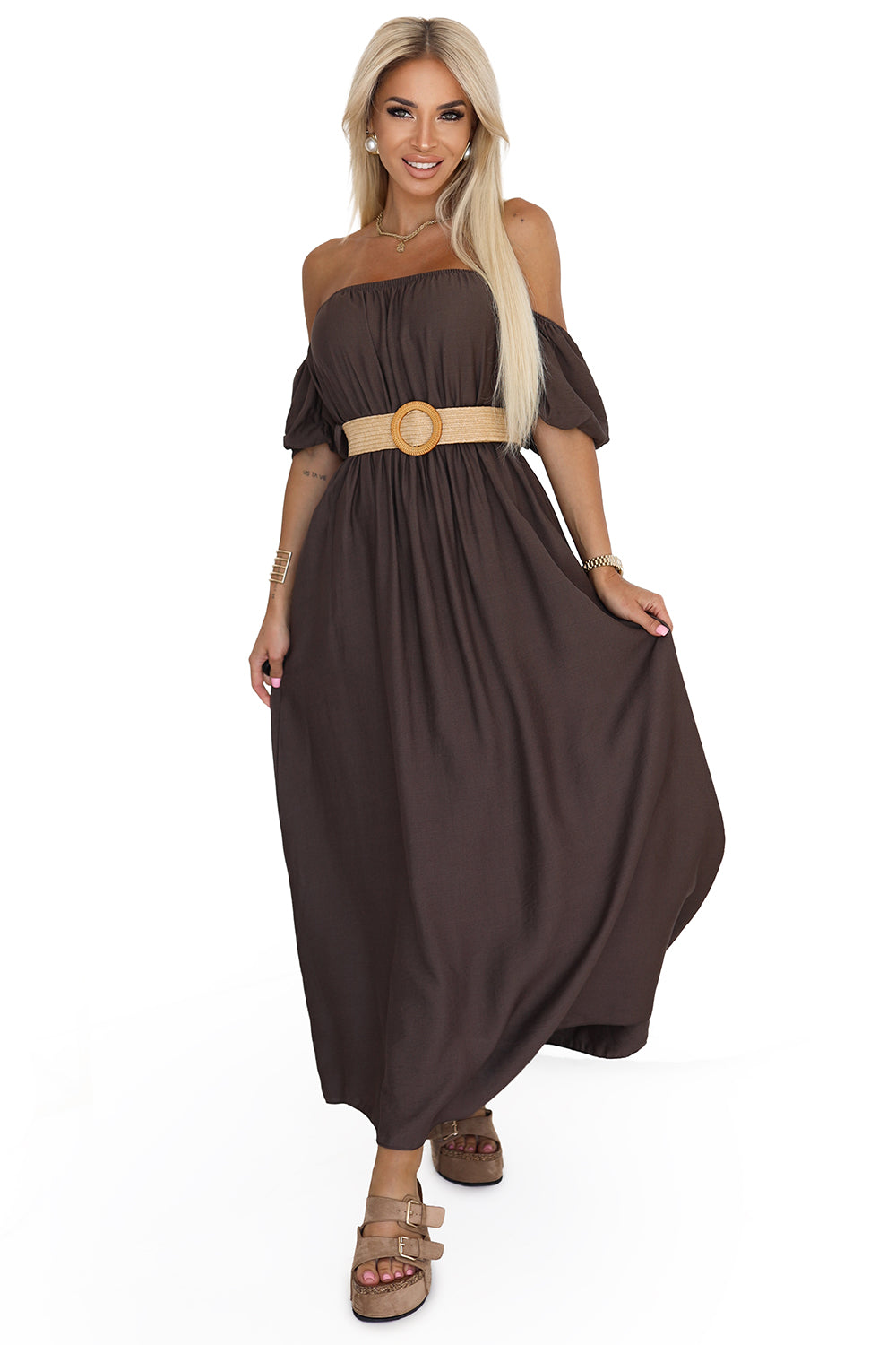 20644-8-614-1 Sukienka maxi w stylu boho z odkrytymi ramionami i paskiem - CZEKOLADOWA-8